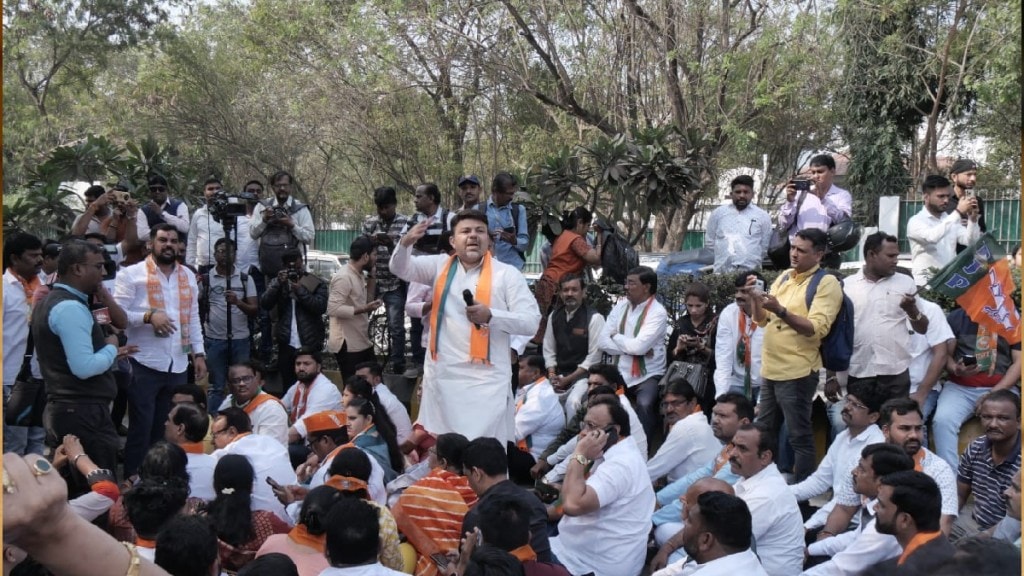 bjp rasta roko protest nagpur zilha parishad budget book sunil kedar photo