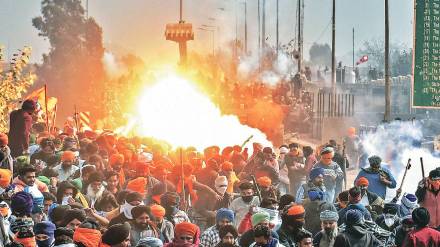 शेतकरी आंदोलकाचा मृत्यू ; दिल्लीनजीक खनौरी सीमेवरील घटना, हिंसाचारात १२ पोलीस जखमी