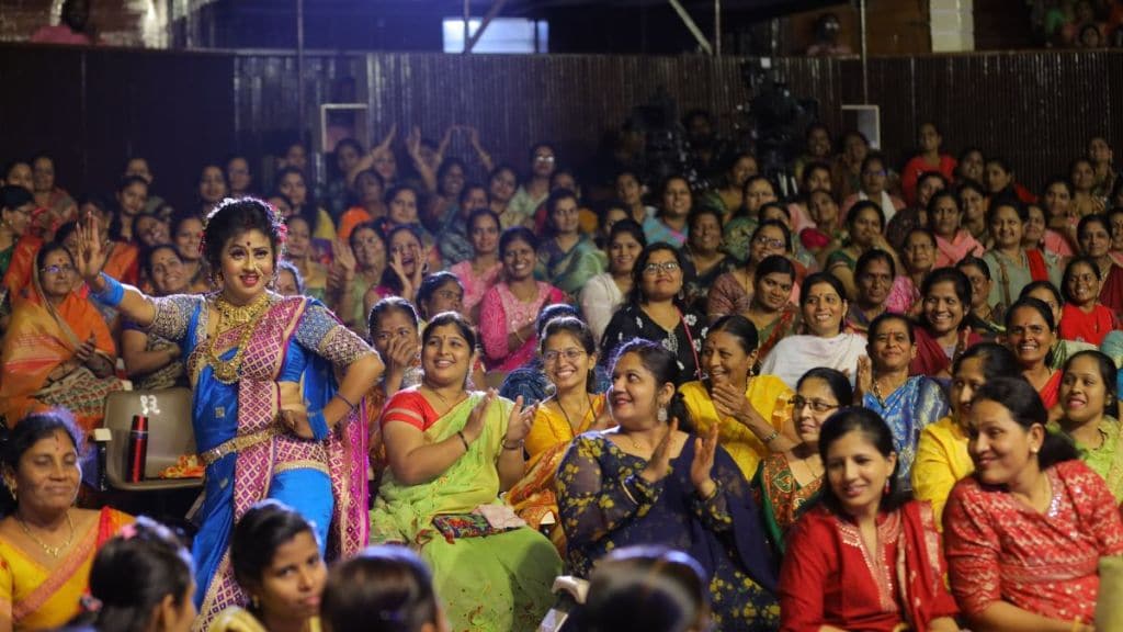 women fans appreciated lavani dance in Akluj