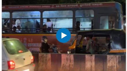 Pune girl blocked the way of rickshaw going in wrong direction taught a lesson to the rickshaw driver Video Viral