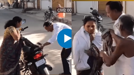 A woman saree stuck in the wheel of a two-wheeler a cleaning worker help them Uncle's humanity won everyone's heart Viral Video