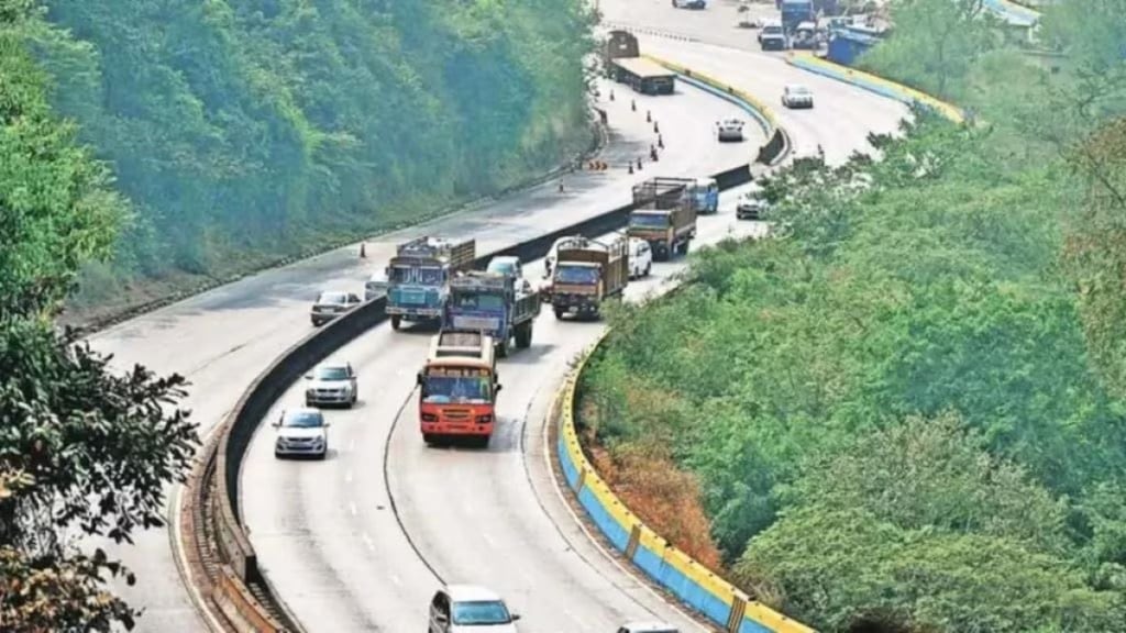 traffic block, Mumbai Pune Expressway, install a gantry, 13 february 2024,