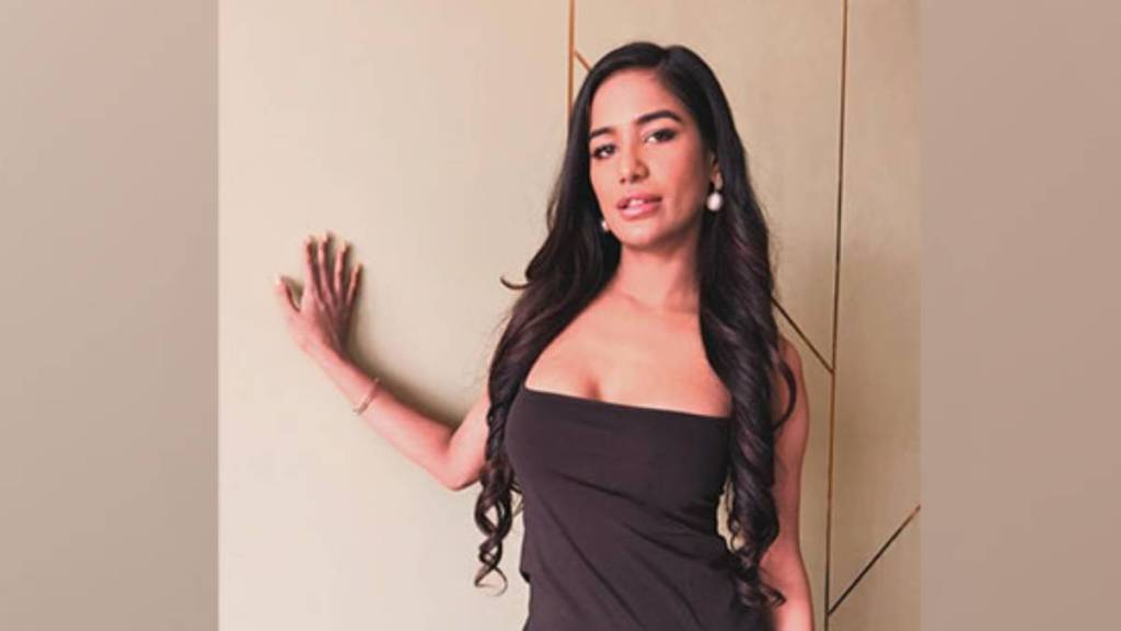 Popular model and actress Poonam Pandey died at 32 News in Marathi