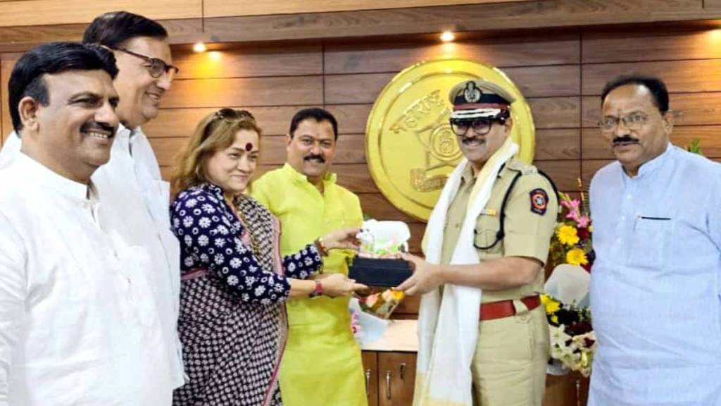 congress official meets newly appointed pune police commissioner over helmet mandatory issue