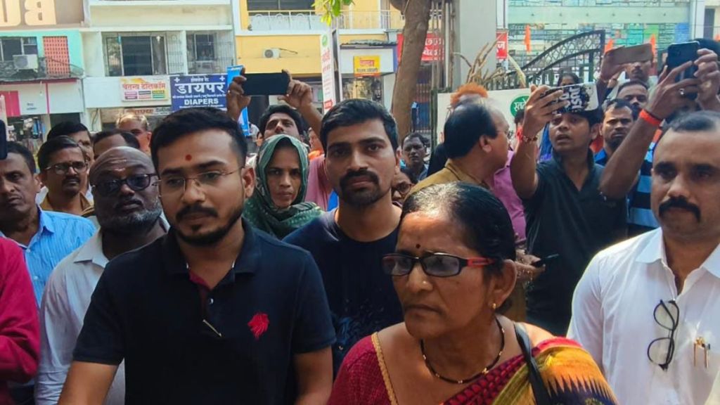 residents visited former corporators office and felicitated for action taken against unauthorized buildings