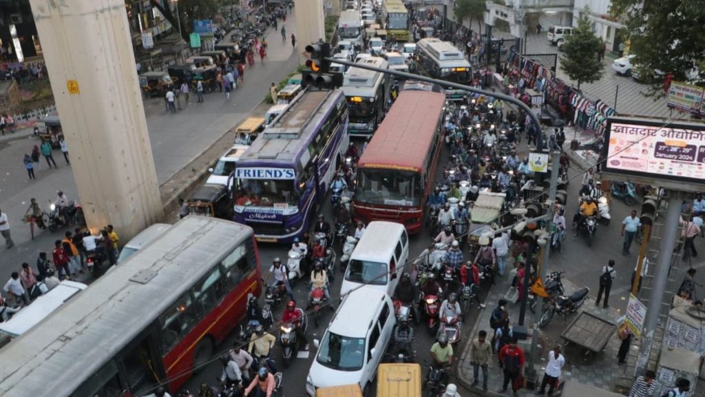 serious problem of traffic jam in Home Minister Devendra Fadnavis Nagpur city