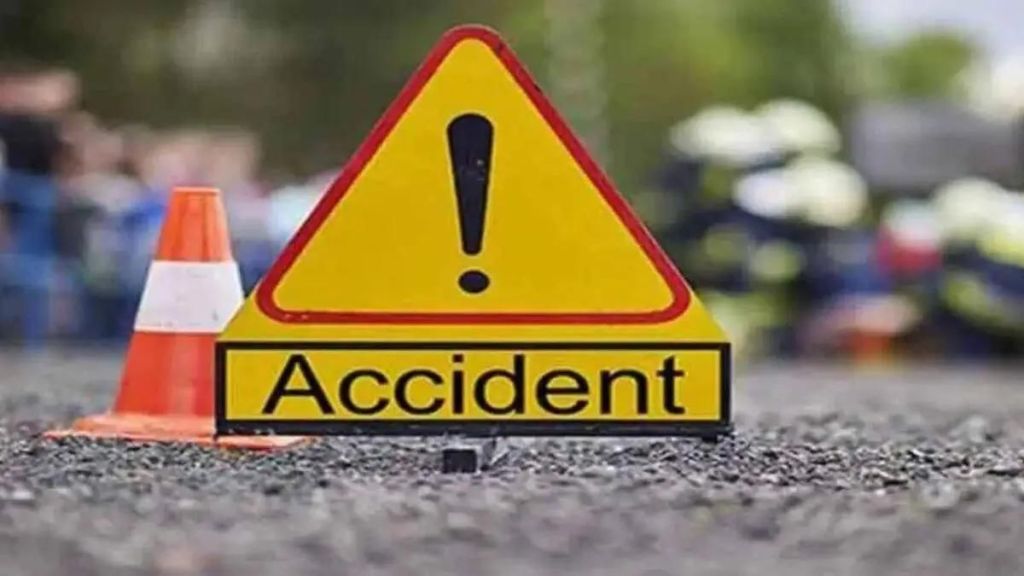 car accident due to tire burst Three dead and five injured