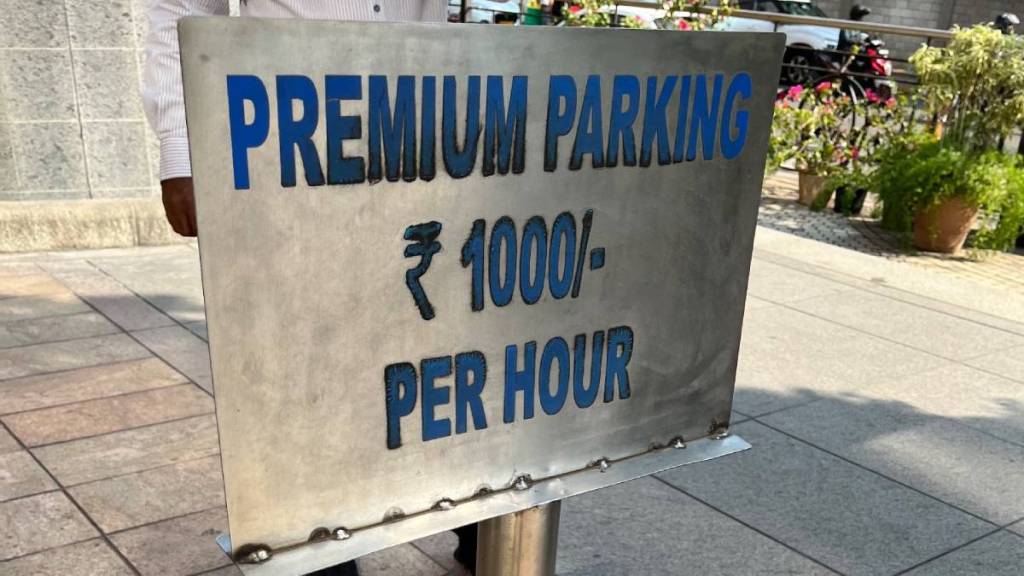 Mall Owner Charge vehicle driver Thousand Rupees For Parking Only One Hour With Premier Price Tag