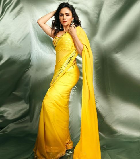 amruta-khanvilkar3