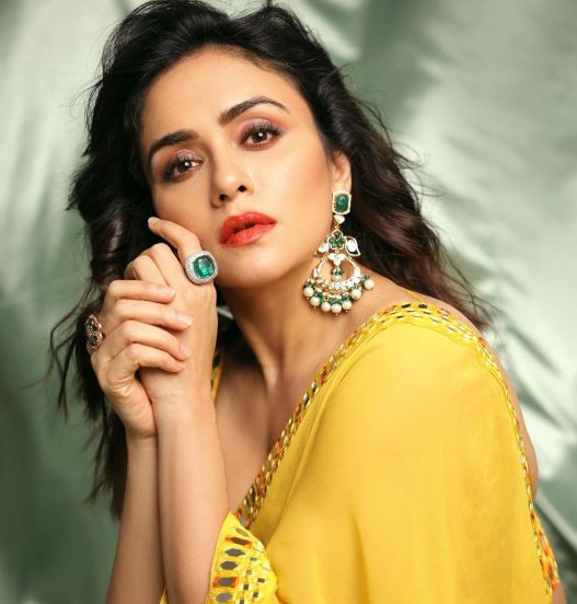 amruta-khanvilkar8