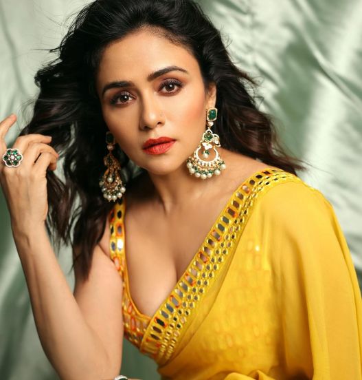 amruta-khanvilkar9