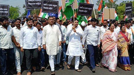 March on behalf of Congress to Collector office to demand water for Sangli due to drought condition