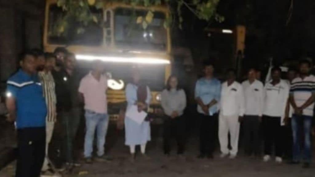 Illegal Subordinate Mineral Administration Aggressive In Jalgaon JCB along with three dumpers seized