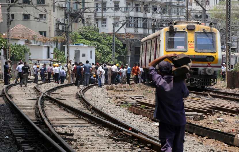 mumbai local train derailed