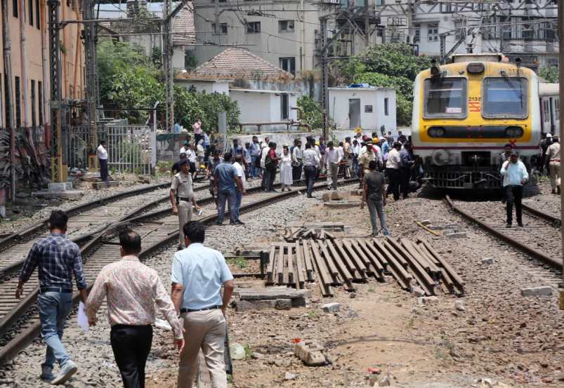 mumbai local train derailed