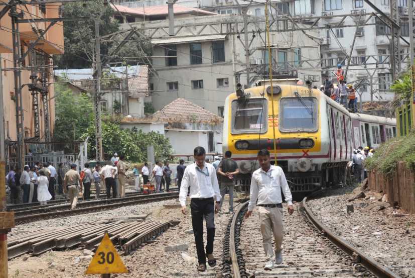 mumbai local train derailed