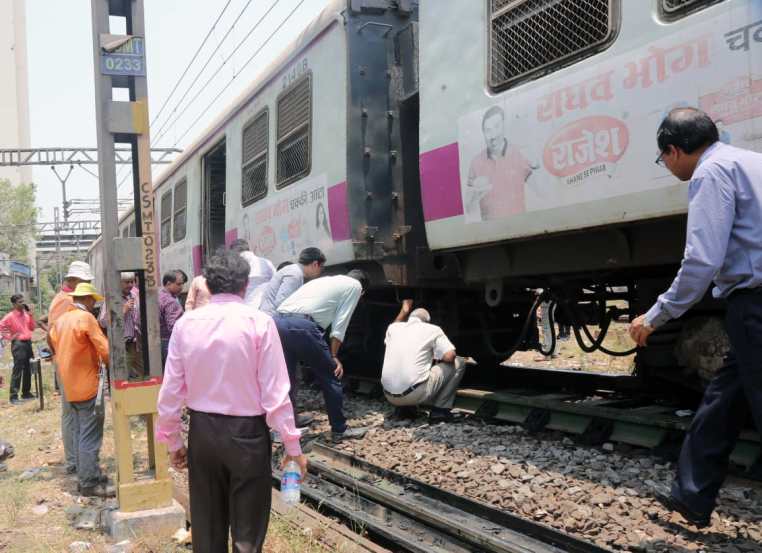 mumbai local train derailed