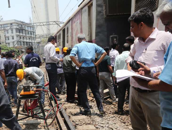 mumbai local train derailed