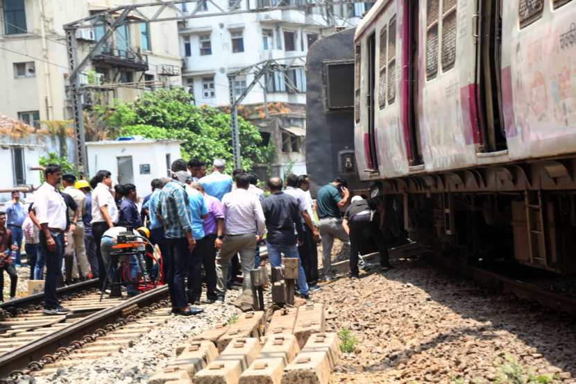 mumbai local train derailed