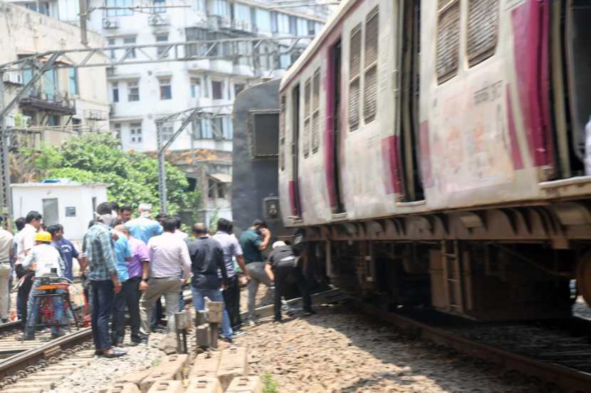 mumbai local train derailed