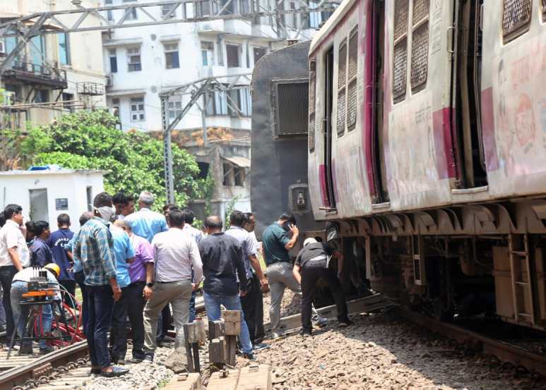 mumbai local train derailed