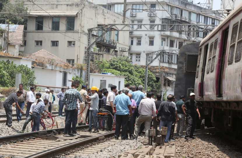 mumbai local train derailed