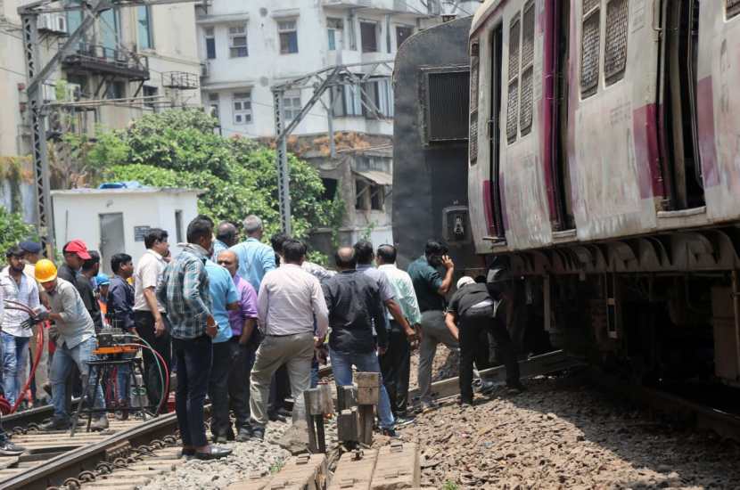 mumbai local train derailed