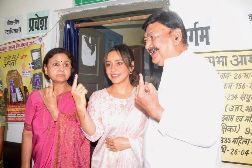 Bollywood Actress Neha sharma voting bhagalpur