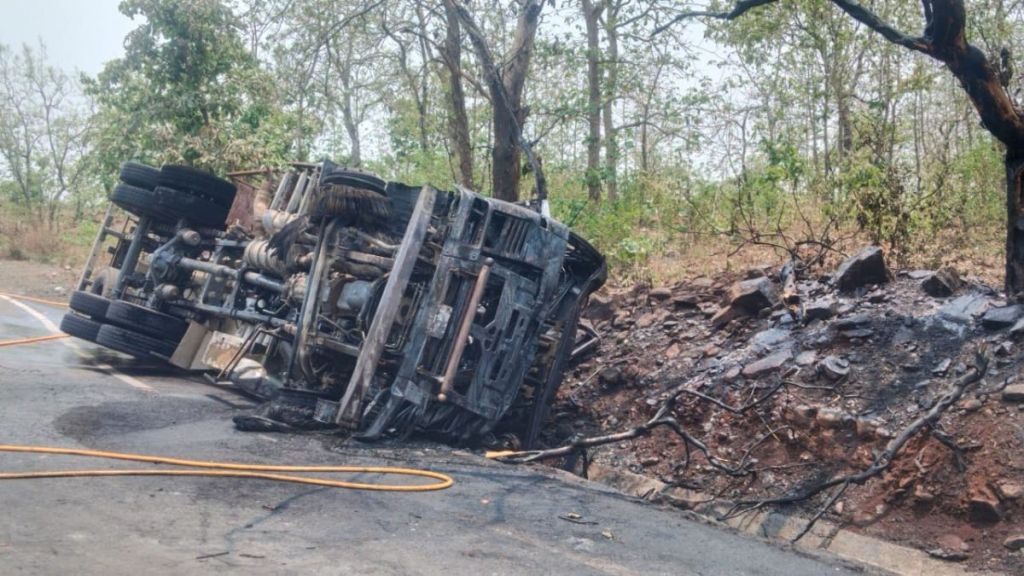 Diesel tanker overturned and caught fire at Bhoir Ghat near Yavatmal