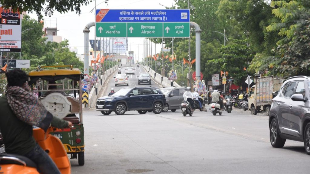 Landing of Manishnagar flyover is dangerous