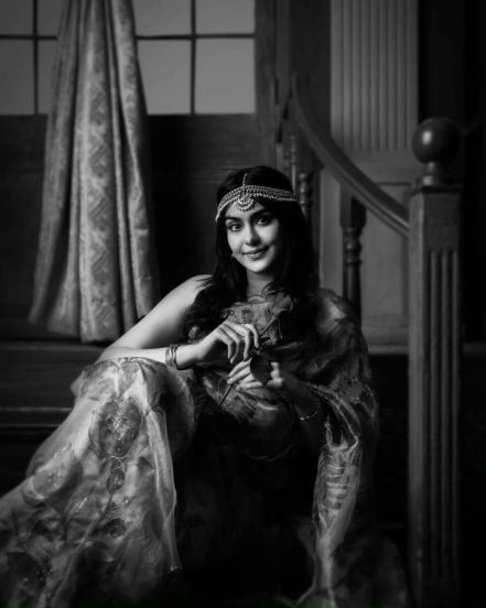 Adah Sharma crying floral saree photoshoot with various emotions photos viral