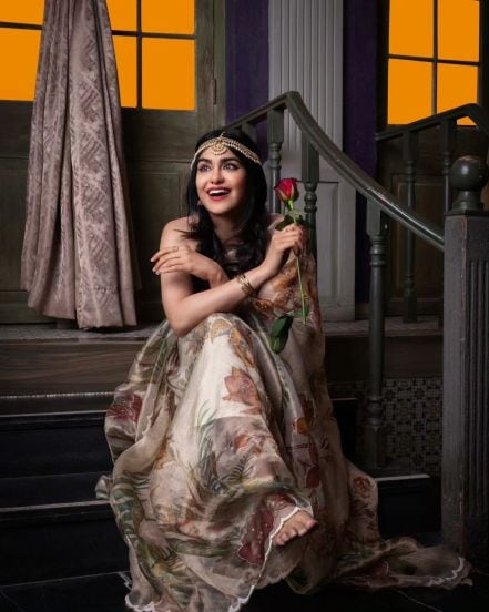 Adah Sharma crying floral saree photoshoot with various emotions photos viral