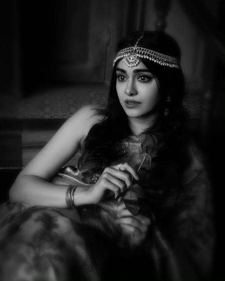 Adah Sharma crying floral saree photoshoot with various emotions photos viral