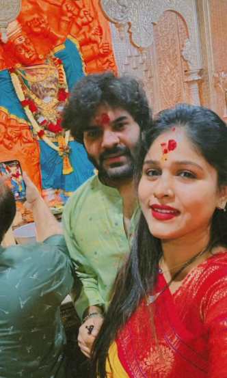 hardik joshi and akshaya deodhar seeks blessings at saptashrungi temple