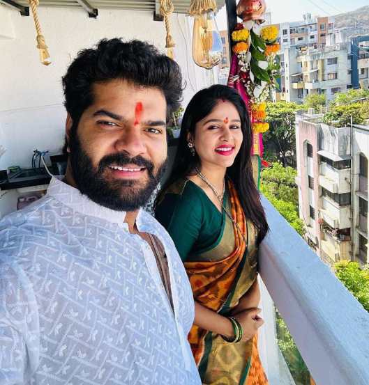 hardik joshi and akshaya deodhar seeks blessings at saptashrungi temple