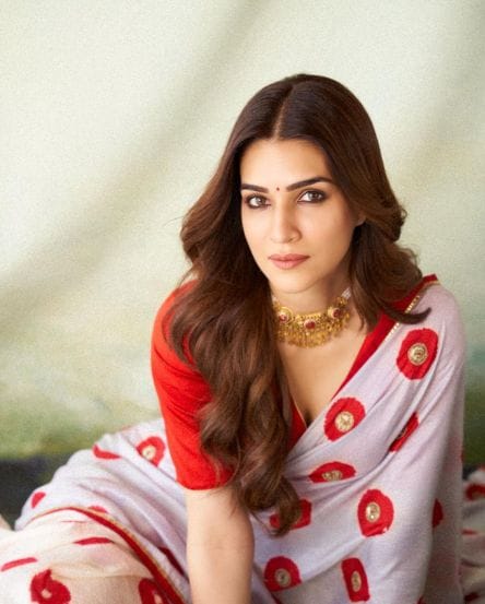 kriti-sanon-traditional-look-in-red-lehenga (2)