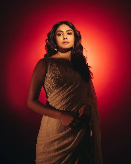 mrunal-thakur-saree-worth-rs-2-lakhs