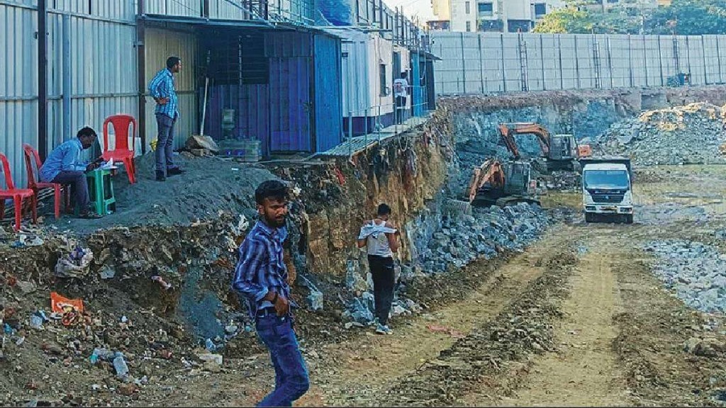 Pregnant Woman, Injured by Falling Stone, Nerul, police register fir, Blasting Work Halted, navi mumbai news, marathi news, blasting for construction site, nerul construction site, construction site, builder construction site, nerul railway station west,