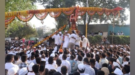 rohit pawar, parth pawar, Show Unity at Bagad Yatra, supporting each other, crowd, bagad yatra, pimpri, maval lok sabha seat, lok sabha 2024, election campaign, sharad pawar ncp, ajit pawar ncp, pimpri news,