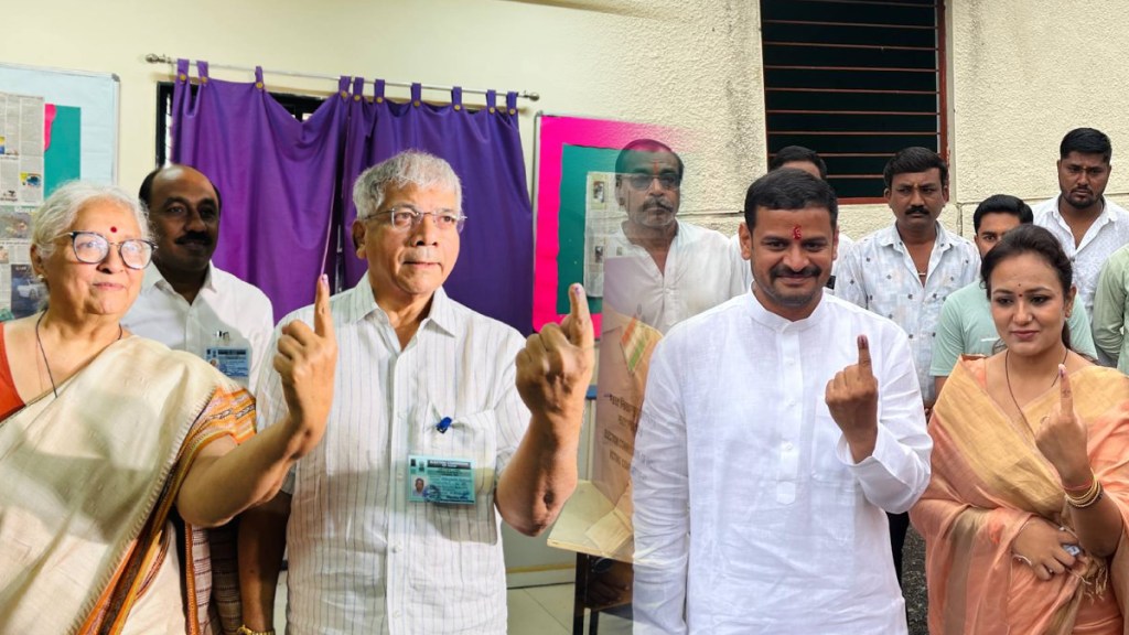 Akola Lok Sabha Constituency, Lok Sabha Election 2024 Voting Updates in Marathiprakash ambedkar, anup dhotre, dr abhay patil, voted, 7 percent in first two hours, marathi news, polling in akola, voting in akola,