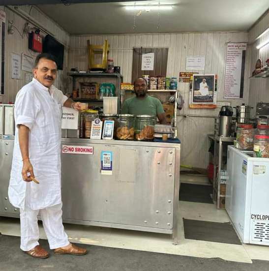 मात्र २००५ मध्ये त्यांनी शिवसेनेला जय महाराष्ट्र केला. उत्तर भारतीय फेरीवाल्यांचा मुद्दा त्यांनी उचलून धरला होता. 