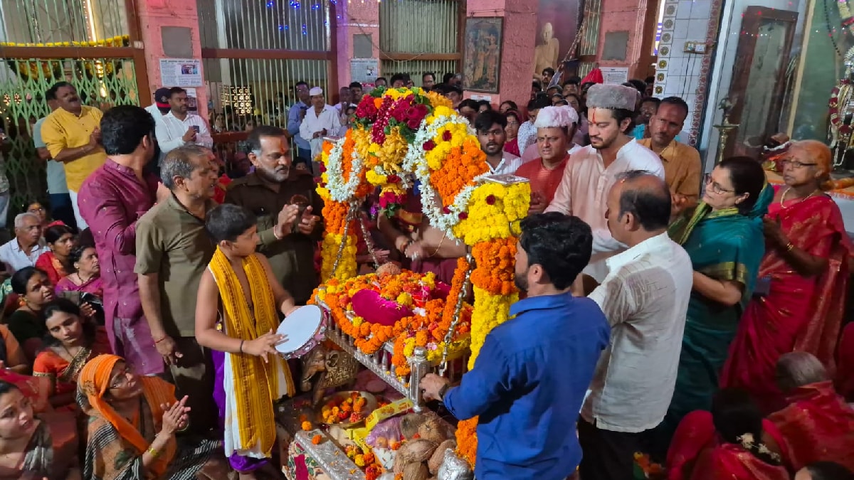 श्री स्वामी समर्थ प्रकटदिनी अक्कलकोटमध्ये भाविकांची मांदियाळी | in ...