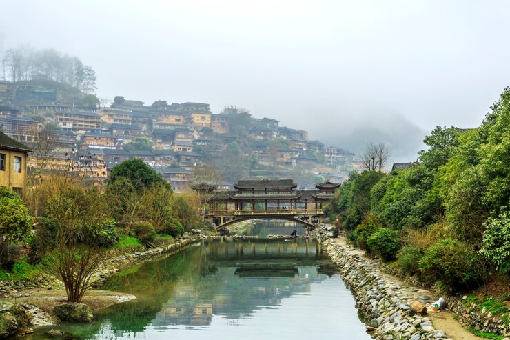 हे गाव चीनमधल्या सिचुआन प्रांतात आहे. या गावातील कोणाचीही उंची तीन फुटांपेक्षा अधिक नसल्याचं दिसून आलं आहे. हे रहस्य आजपर्यंत शास्त्रज्ञांनाही समजू शकलेले नाही.