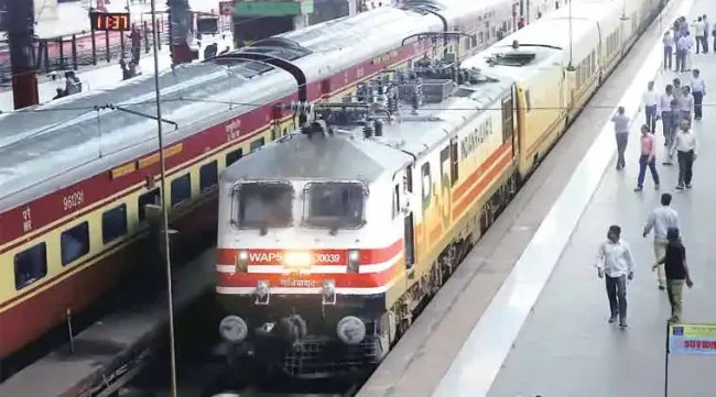 रेल्वेला (Indian Railways) भारताची लाईफलाईन म्हटले जाते. दररोज कोट्यवधी लोक रेल्वेने प्रवास करतात.