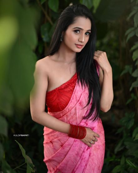 Divya Pugaonkar Pink Saree Look