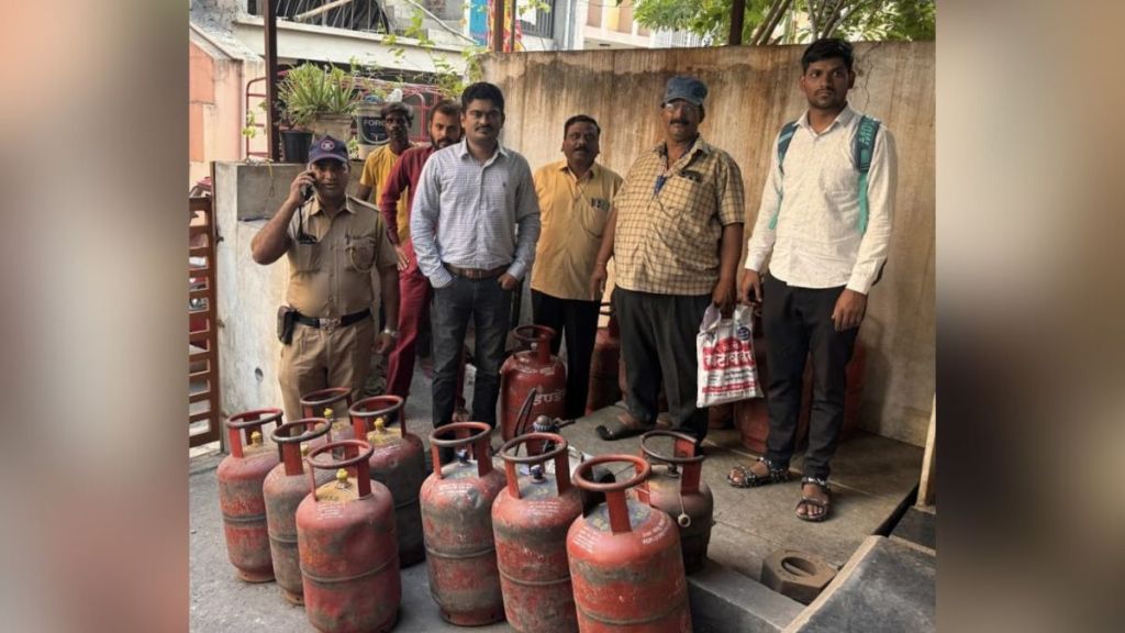 Action against illegal LPG cylinder refilling center in Kolhapur