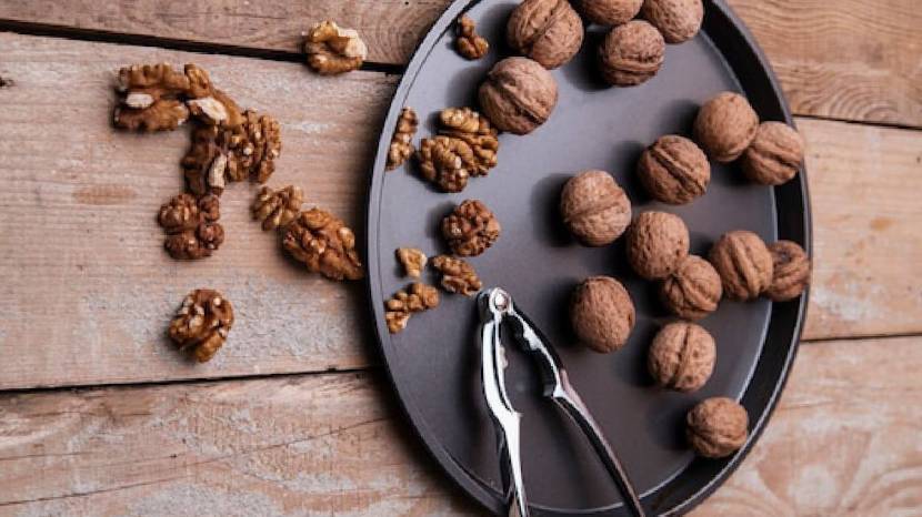 Benefits Of Eating Soak Walnuts in summer