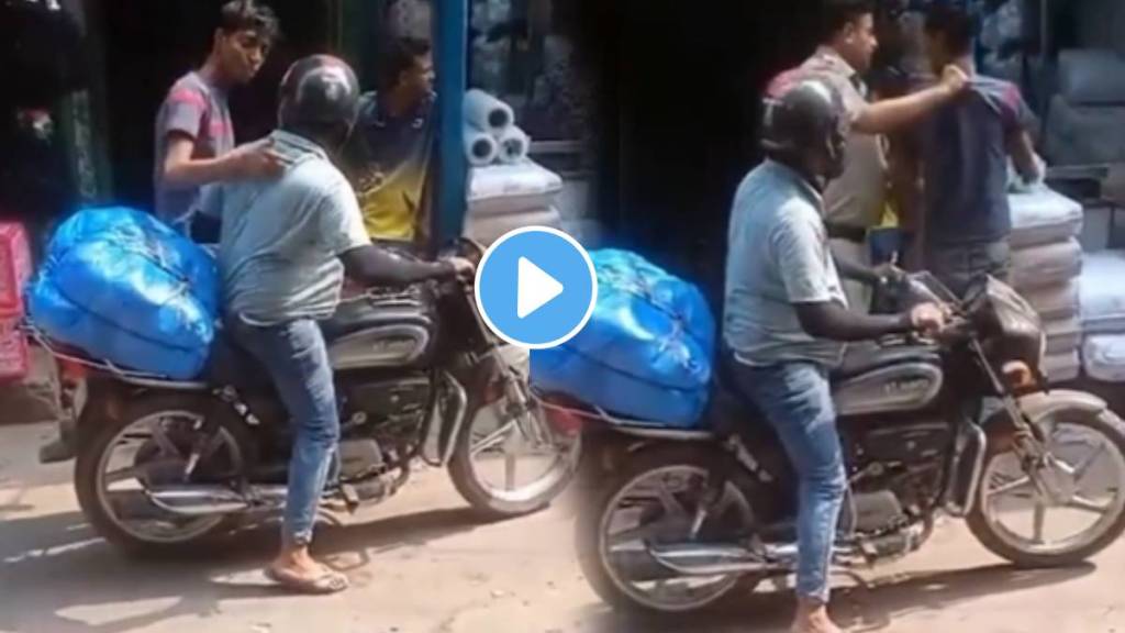 Delhi Cop Catches Thief Red Handed steal the bikers wallet the incident captured on camera get arrested watch video