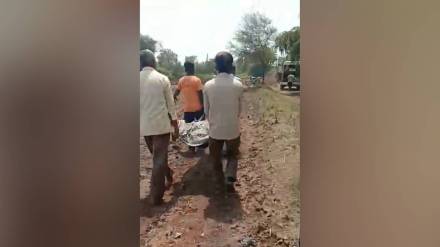 Sangli, lack of road, dead body,