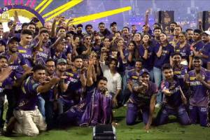 KKR and Shah Rukh Khan Flying Kiss Celebration with IPL Trophy Video viral